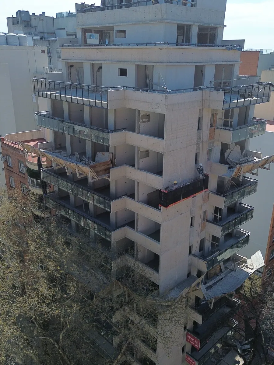 Fachada de Smart Point Villa Urquiza en obra, con las barandas ya colocadas