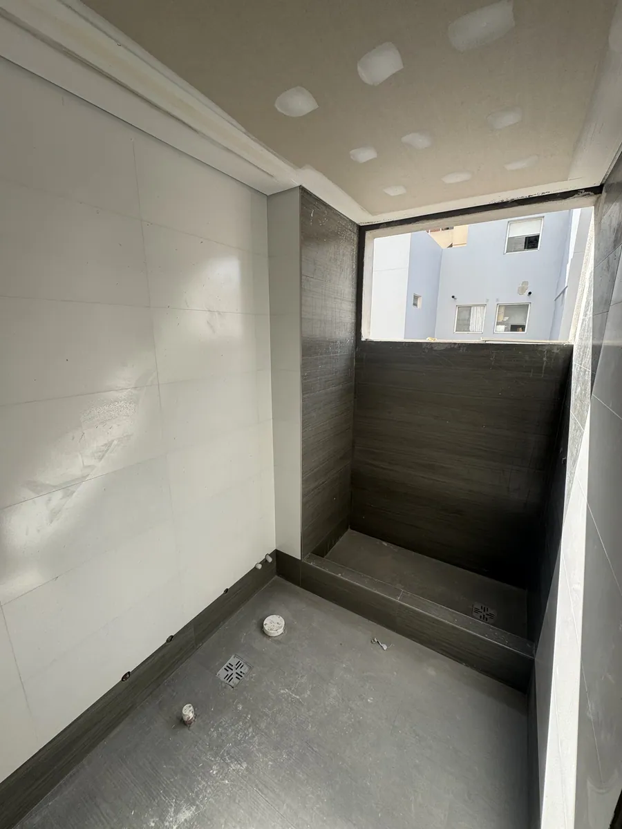 Baño de una unidad con revestimiento colocado
