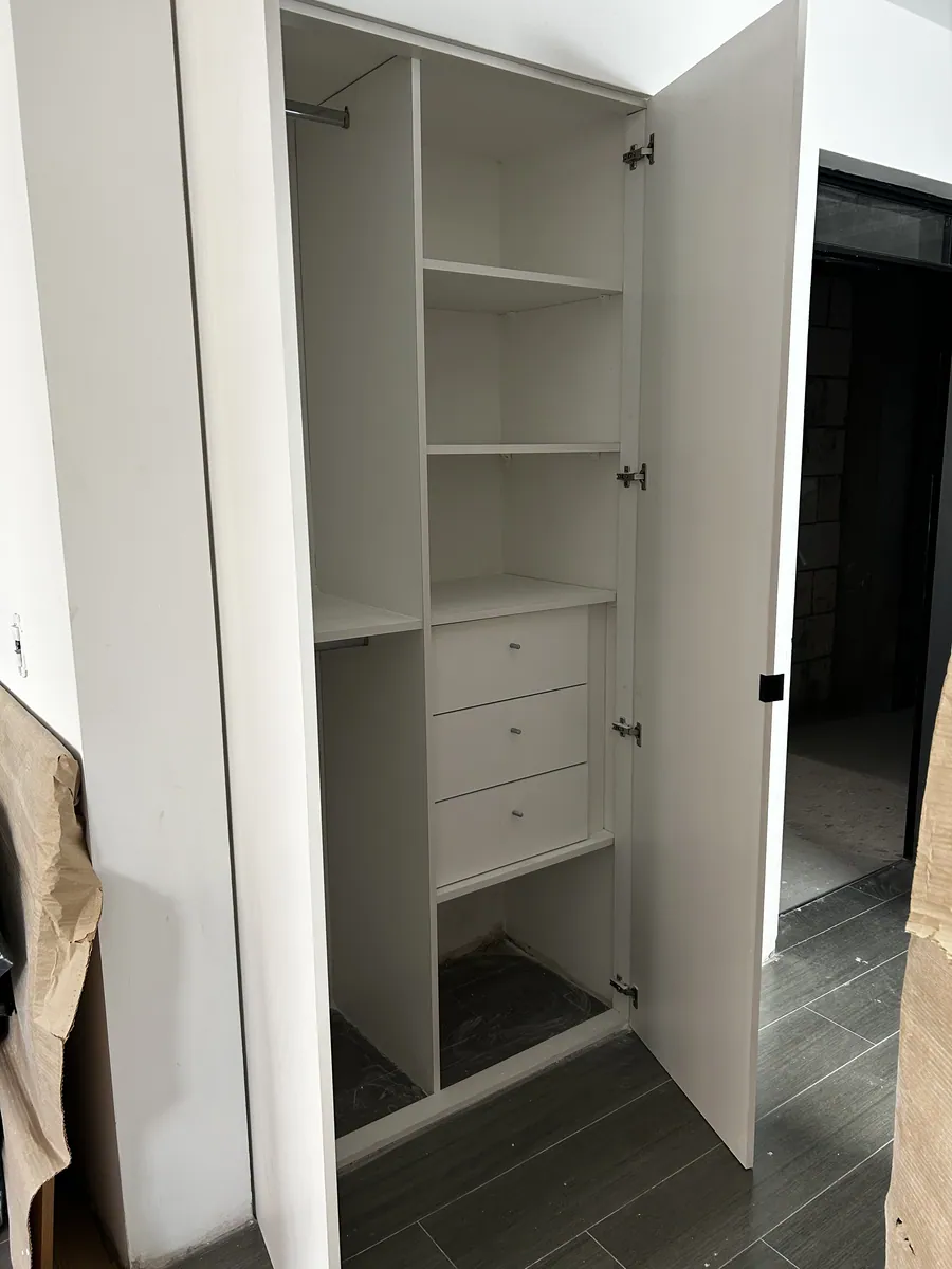 Interior de los muebles instalados, con estantes y cajones
