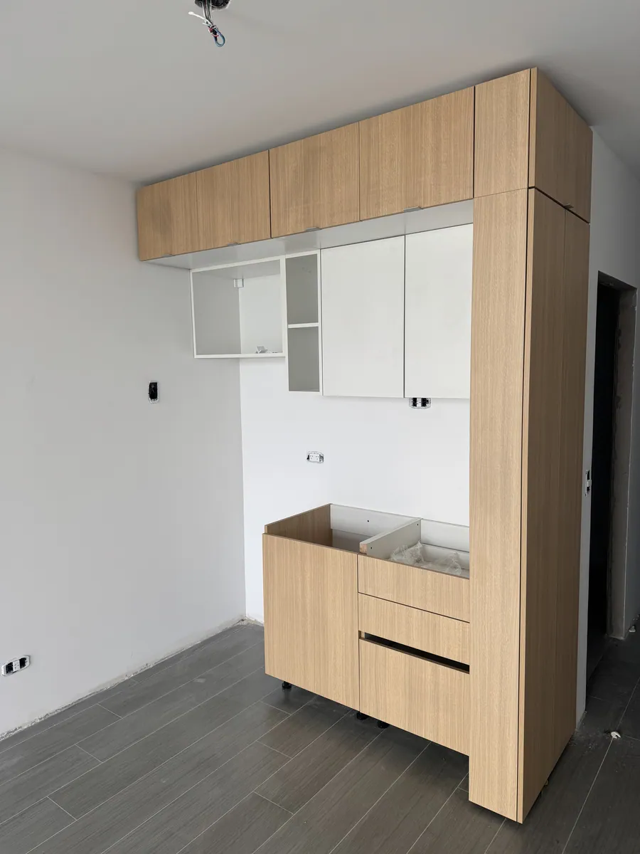 Muebles bajo mesada de melamina instalados en la cocina
