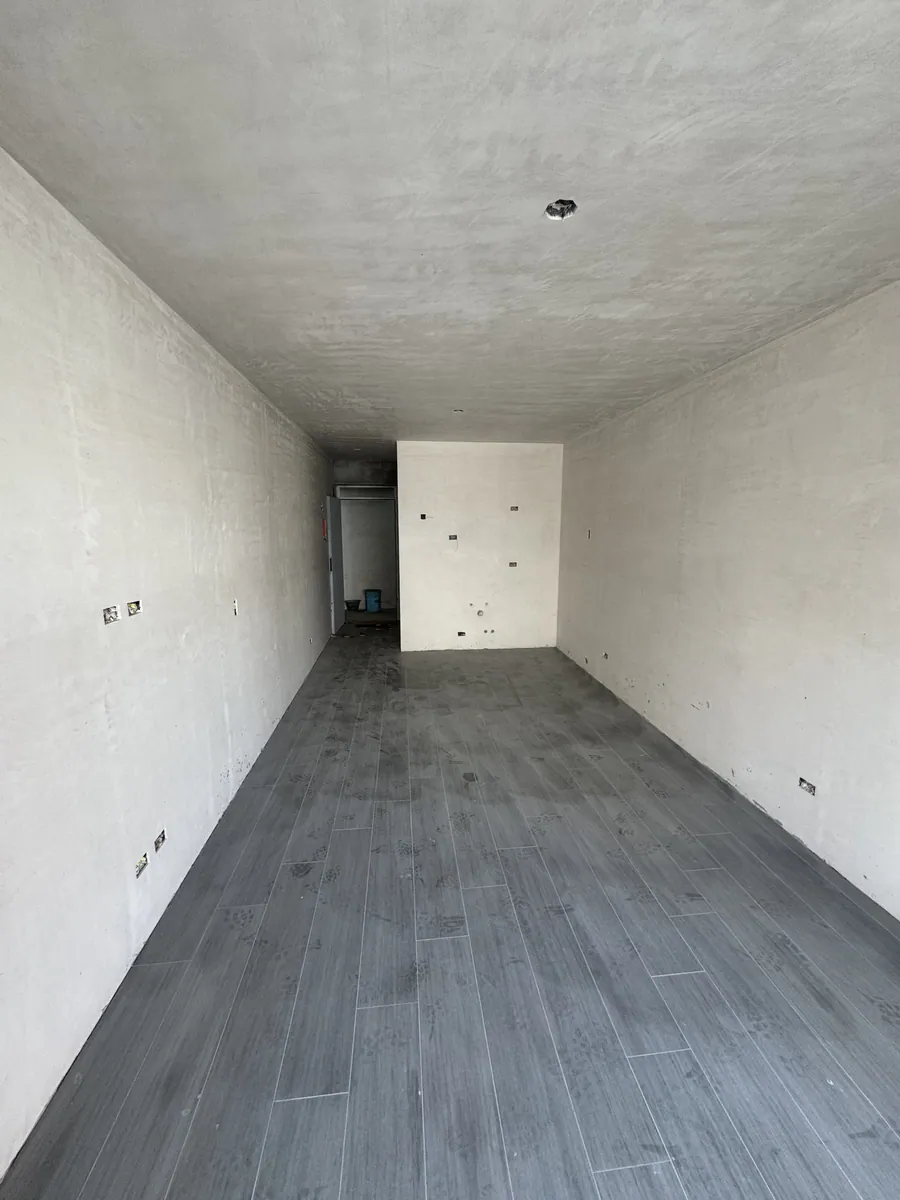 Unidad con el piso de porcelanato ya colocado