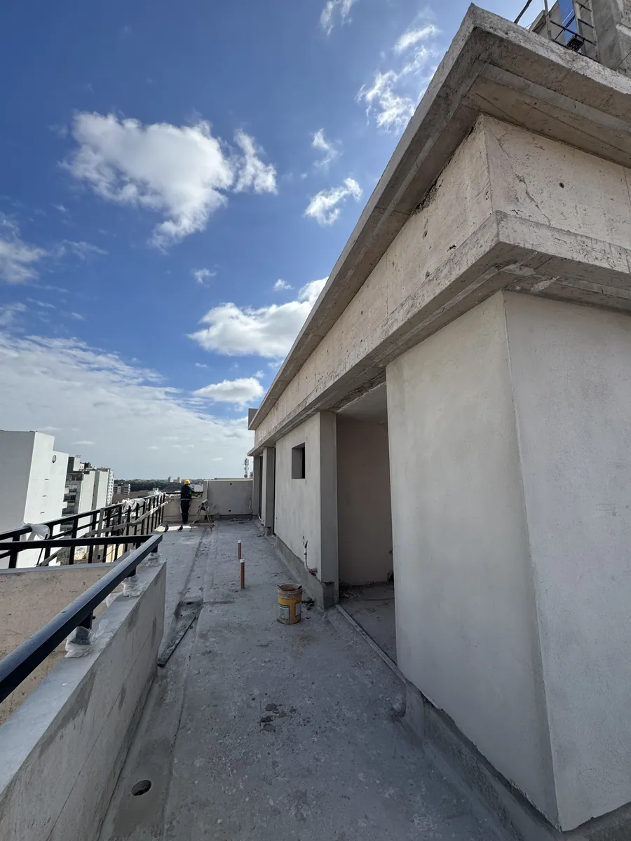 Revoque exterior de los últimos pisos del edificio